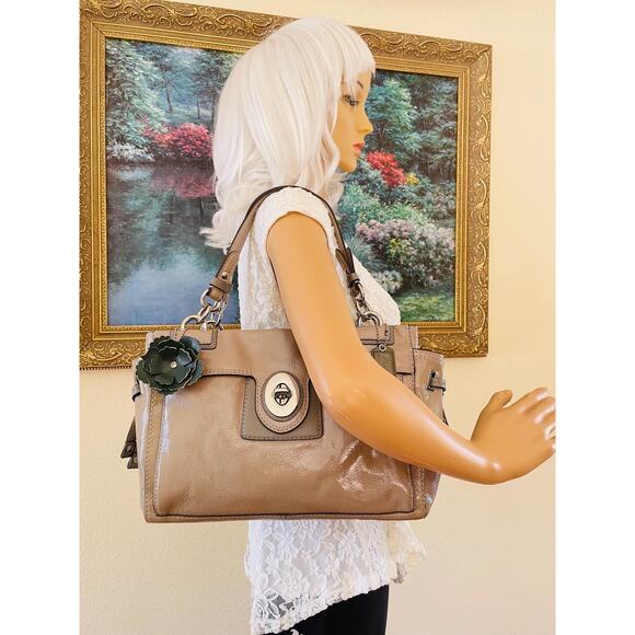 Bundle of 2 Coach Carryall Dove Grey patent leather 19756M and makeup bag - Picture 3 of 10